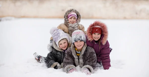 有趣的孩子们在雪冬公园玩耍和大笑 快乐的姐妹 — 图库照片