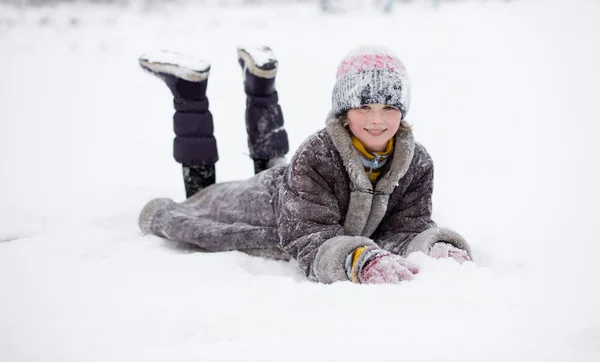 Ładna dziewczynka spaceru w parku snow, szczęśliwe dzieciństwo — Zdjęcie stockowe