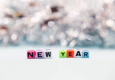 Arka plan 2019 metin yeni yıl üzerinde renkli küpler yumuşak ışık
