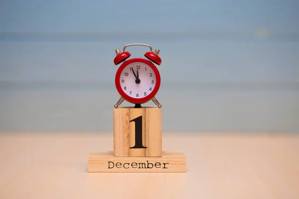 Diciembre Fijado Calendario Madera Reloj Despertador Rojo Con Fondo Azul —  Fotos de Stock