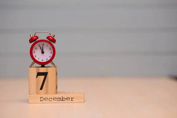 Diciembre Ajustado Calendario Madera Despertador Rojo Con Fondo Azul Reloj —  Fotos de Stock