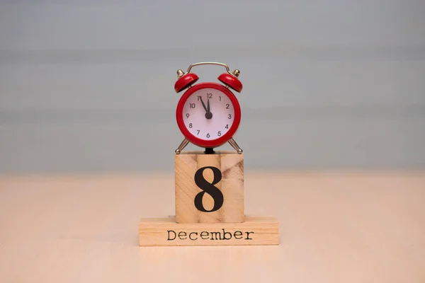 Diciembre Conjunto Calendario Madera Despertador Rojo Con Fondo Azul Reloj —  Fotos de Stock