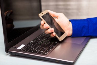 Adamın elleri iş adam ellerini meşgul ofis masası cep telefonu kullanarak iç, arka görünümünde akıllı telefon kullanarak görüntüsünü yan görünümü