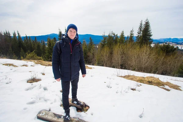 雪の山の上に幸せな少年覆われた木は美しい渓谷の景色を眺め — ストック写真
