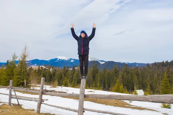 Glad ung pojke ovanpå berg med snö täckt träd beundra vackra dalen Visa — Stockfoto