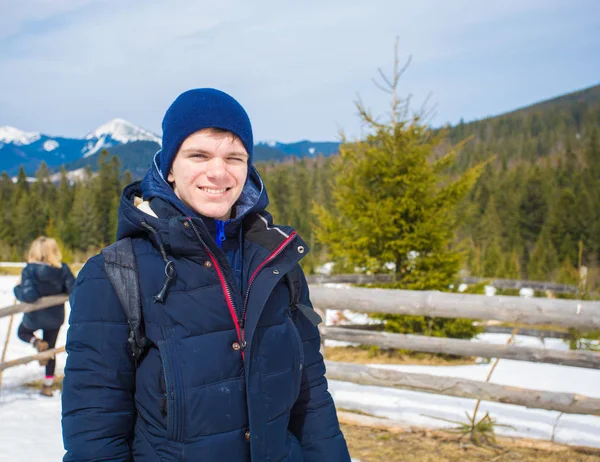 Jovem feliz no topo da montanha com árvores cobertas de neve admirando bela vista do vale Imagem De Stock