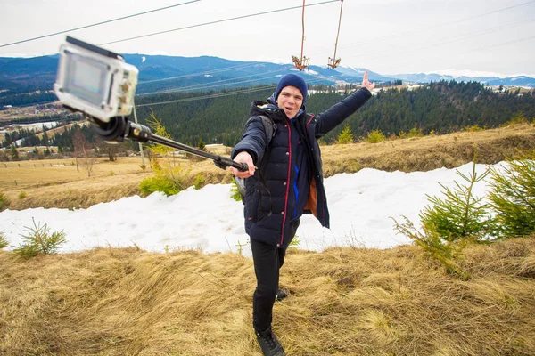 アクション カメラの山で取る selfie ハイキング観光男 — ストック写真