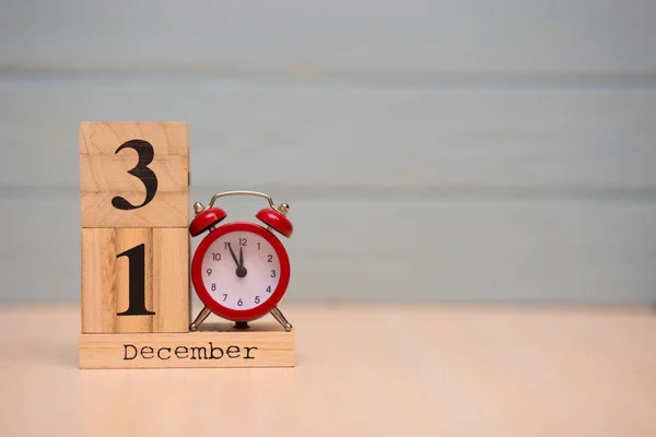 Dezembro Definido Calendário Madeira Despertador Vermelho Com Fundo Azul — Fotografia de Stock