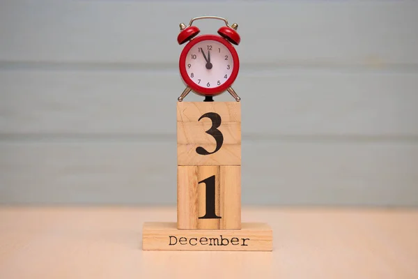 Diciembre Fijado Calendario Madera Despertador Rojo Con Fondo Azul —  Fotos de Stock