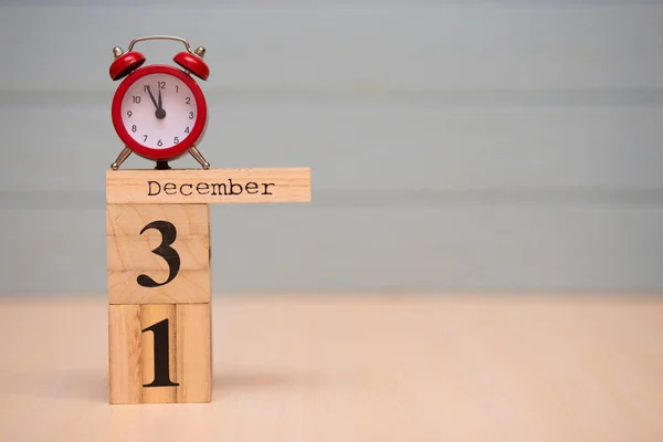 Diciembre Fijado Calendario Madera Despertador Rojo Con Fondo Azul —  Fotos de Stock