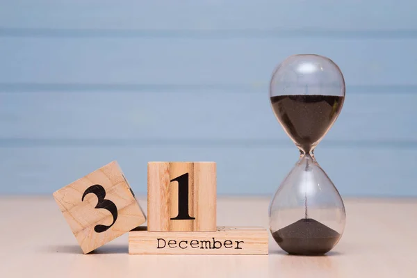 Diciembre Conjunto Calendario Madera Despertador Rojo Con Fondo Azul Reloj —  Fotos de Stock