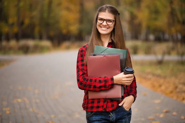 Lachende Student Jongedame Met Mappen Universitair Onderwijs — Stockfoto