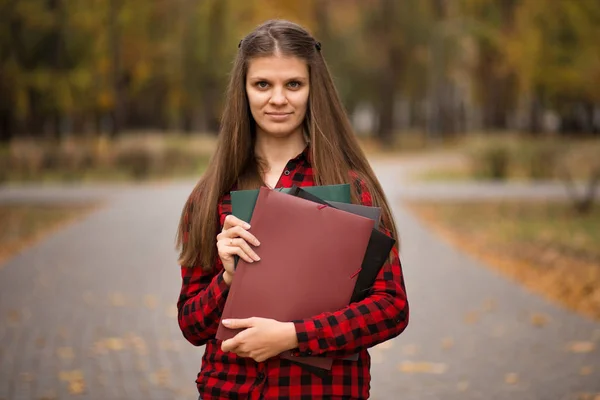 Unga Leende Student Kvinna Med Mappar Universitetsutbildning — Stockfoto