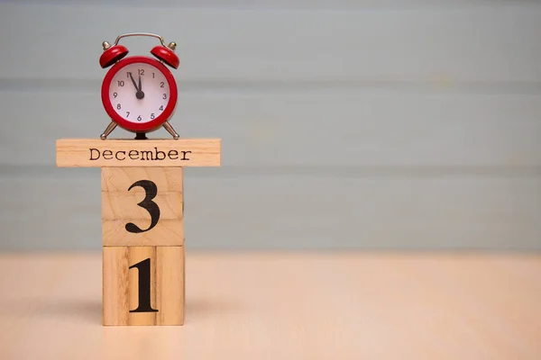 Diciembre Conjunto Calendario Madera Despertador Rojo Con Fondo Azul Reloj —  Fotos de Stock