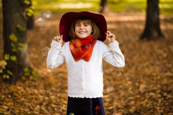 Schattig Klein Meisje Rode Hoed Lopen Herfst Schoonheid Park — Stockfoto