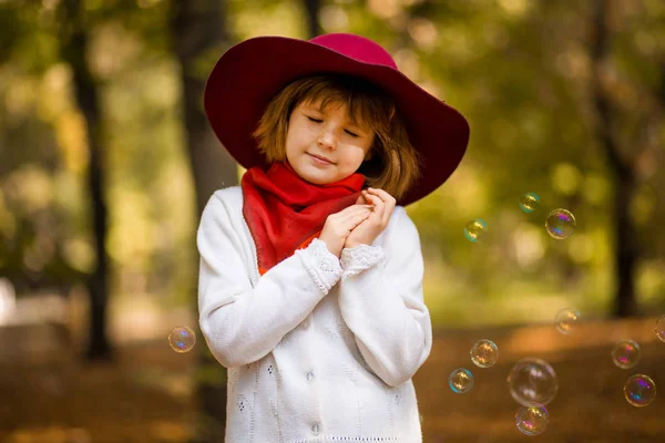 Adorable Petite Fille Chapeau Rouge Marche Dans Parc Beauté Automne — Photo