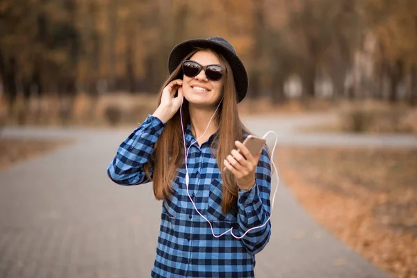 Mujer Elegante Gafas Sol Escuchando Música Parque Otoño Disfrutando Música — Foto de Stock