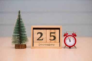 25 Aralık'ta Noel arifesi. Gün 25 ay, takvim mavi zemin üzerine. Yeni yıl kavramı. Metin için boş yer