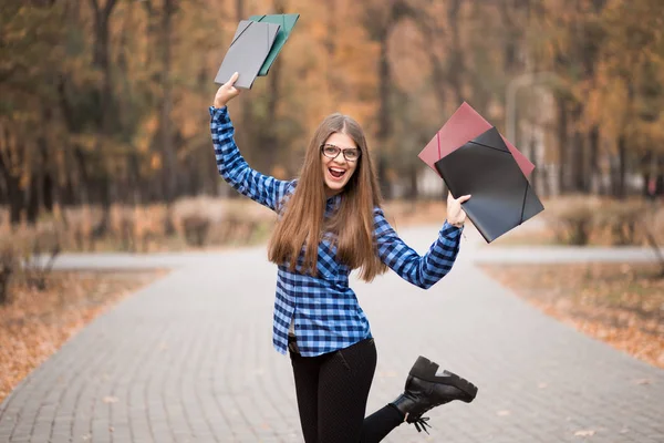 Chica Ganadora Eufórica Vistiendo Camisa Azul Sintiendo Grandes Cosas Camino —  Fotos de Stock