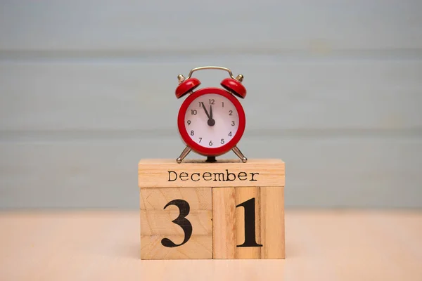 Aralık Ahşap Takvim Mavi Arka Plan Ile Kırmızı Alarm Saati — Stok fotoğraf