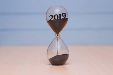 Yeni yıl 2019 kavramı. Zaman doluyor kavramı kum saati düşen kum ile 2018.