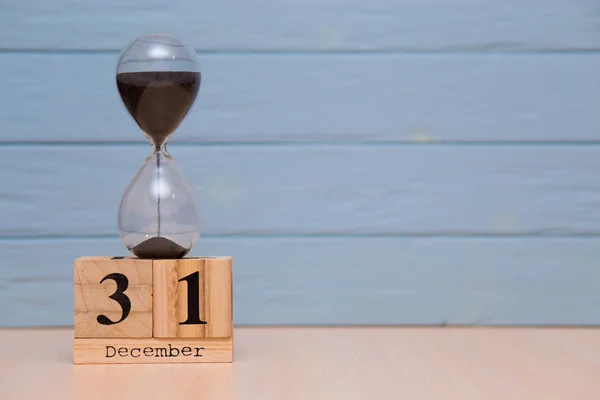 Diciembre Conjunto Calendario Madera Reloj Arena Con Azul —  Fotos de Stock