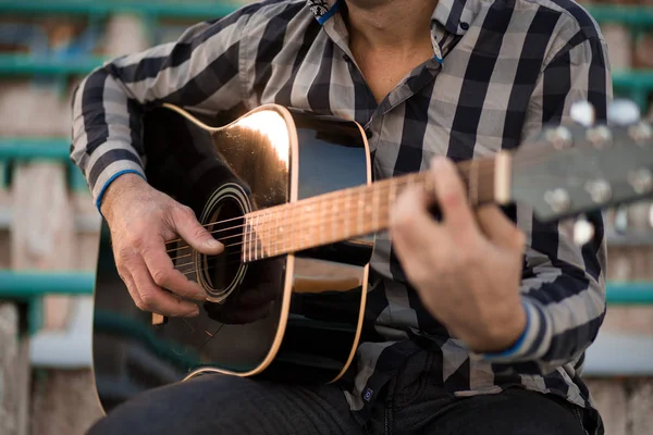 Joven Sentado Escalones Tocando Guitarra Cantando — Foto de Stock