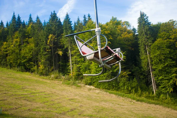 Emtpy Sessellift Skigebiet Berge Und Hügel Mit Sommer Grünen Bäumen — Stockfoto
