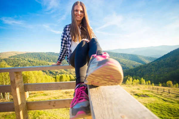 Ung Kvinna Med Långt Hår Staket Trä Terrass Njuta Vacker — Stockfoto