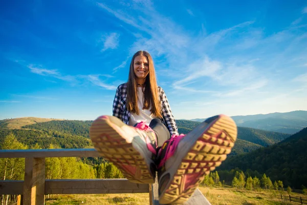 Ung Kvinna Med Långt Hår Staket Trä Terrass Njuta Vacker — Stockfoto