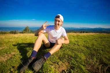 tepenin üstünde tepe-in rahatlatıcı ve güzel dağ Vadisi manzaranın yaz günde adam uzun yürüyüşe çıkan kimse