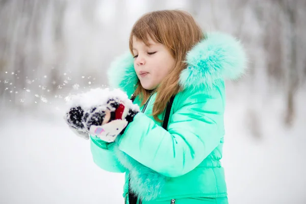 Liten Flicka Blåser Snö Med Vantar Vacker Vinter Park Snöfall — Stockfoto