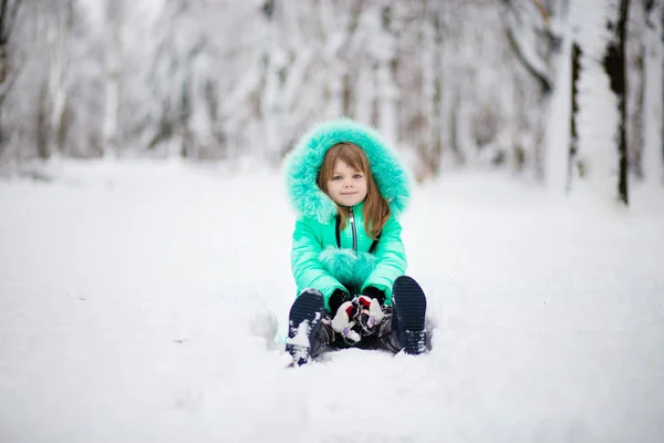 雪の中で美しい冬の公園で楽しんで面白い女の子 — ストック写真