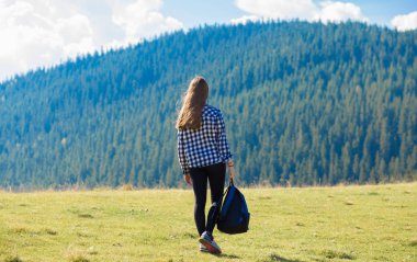 Doğa Vadisi'ne bakıyor dağlar üzerine sırt çantası ile genç kadın arkadan görünüm