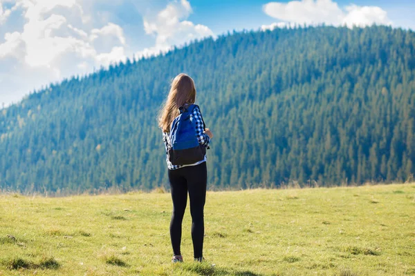 Vista Posterior Mujer Joven Con Mochila Cima Las Montañas Mirando — Foto de Stock