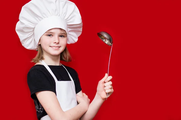 Menina Feliz Uniforme Chef Mantém Colher Isolada Vermelho Chefe Cozinha — Fotografia de Stock