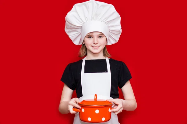 Menina Feliz Uniforme Chef Mantém Panela Isolada Vermelho Chefe Cozinha — Fotografia de Stock