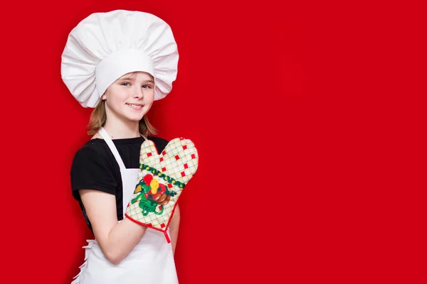 Retrato Menina Bonita Forma Cozinheiro Isolado Vermelho Chefe Cozinha Conceito — Fotografia de Stock