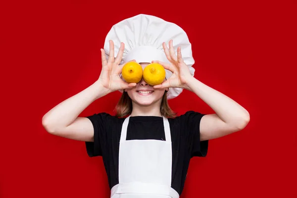 Şeklinde kırmızı izole cook güzel küçük kız portresi. Çocuk Şef. Pişirme işlemi kavramı