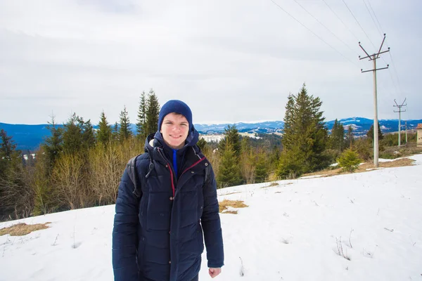 雪の山の上に幸せな少年覆われた木の冬の日の美しい渓谷の景色を眺め — ストック写真