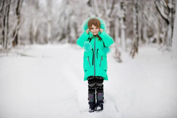 Lustige Kleine Mädchen Haben Spaß Schönen Winterpark Bei Schneefall — Stockfoto