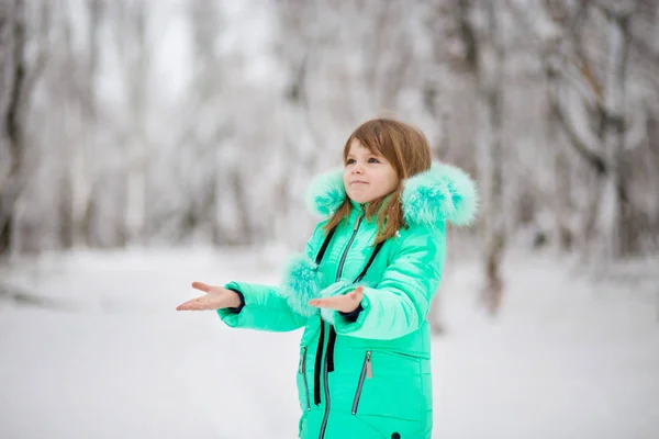 Милая Маленькая Девочка Протягивает Руку Поймать Падающие Снежинки Первый Снег — стоковое фото