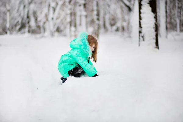 Забавная Маленькая Девочка Развлекается Красивом Зимнем Парке Время Снегопада — стоковое фото