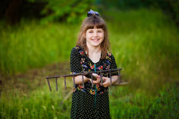 Liten Flicka Hjälpa Föräldrar Trädgård Med Rake — Stockfoto