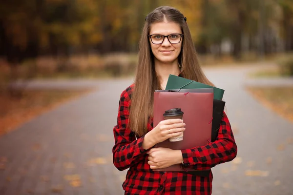 Retrato Joven Estudiante Universitario Americano Sonriendo Con Café Para Llevar —  Fotos de Stock