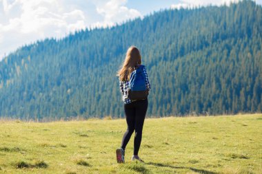 Doğa Vadisi'ne bakıyor dağlar üzerine sırt çantası ile genç kadın arkadan görünüm