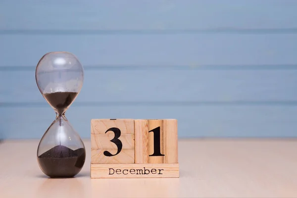 Aralık Ahşap Takvim Mavi Arka Plan Ile Kum Saati Ayarlayın — Stok fotoğraf