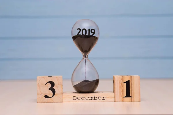 Diciembre Conjunto Calendario Madera Reloj Arena Con Fondo Azul — Foto de Stock