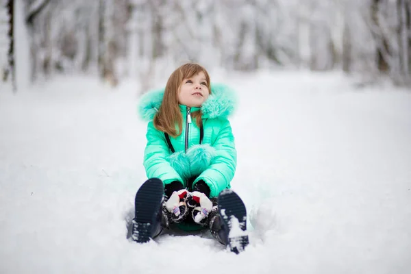 Petite Fille Drôle Amusant Dans Beau Parc Hiver Pendant Les — Photo