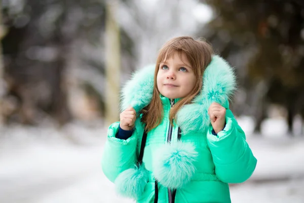 Vackert Porträtt Ett Litet Barn Njuter Vinterdagen — Stockfoto